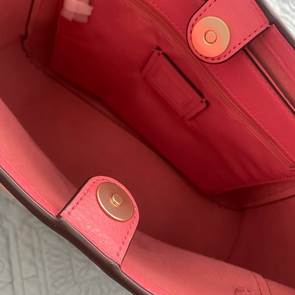 NWT Coach tote, lovely colors and design - Picture 10 of 15